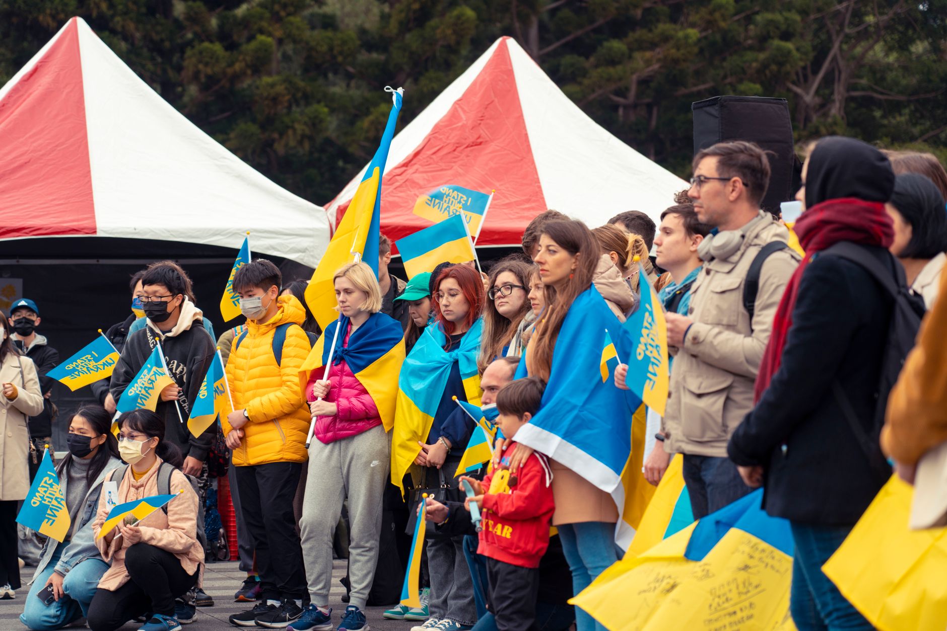 Manifestanții care îl susțin pe Călin Georgescu continuă protestul în fața Arestului Central