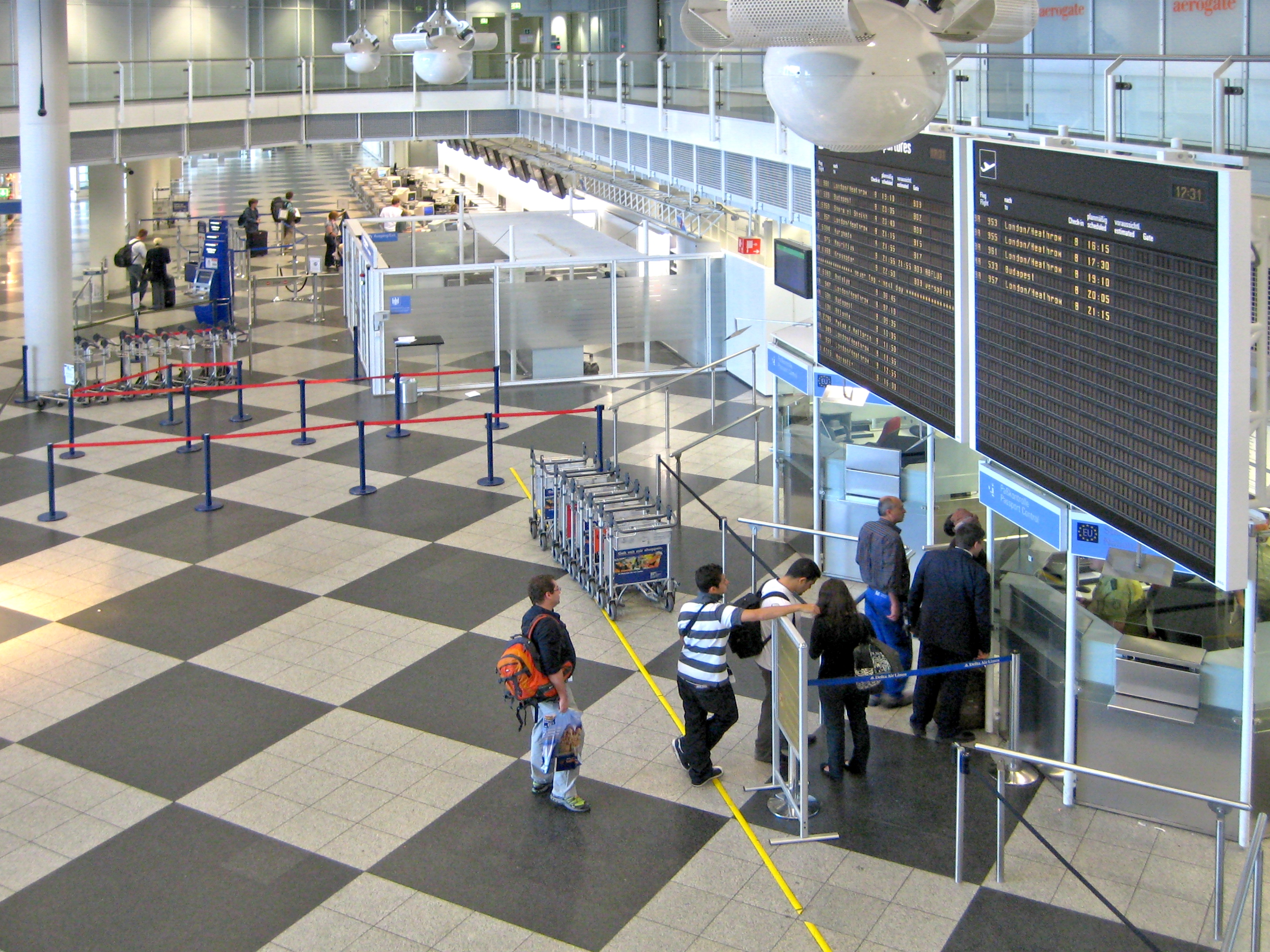 Constantin Toma, surprins la aeroportul din Bruxelles alături de George Simion
