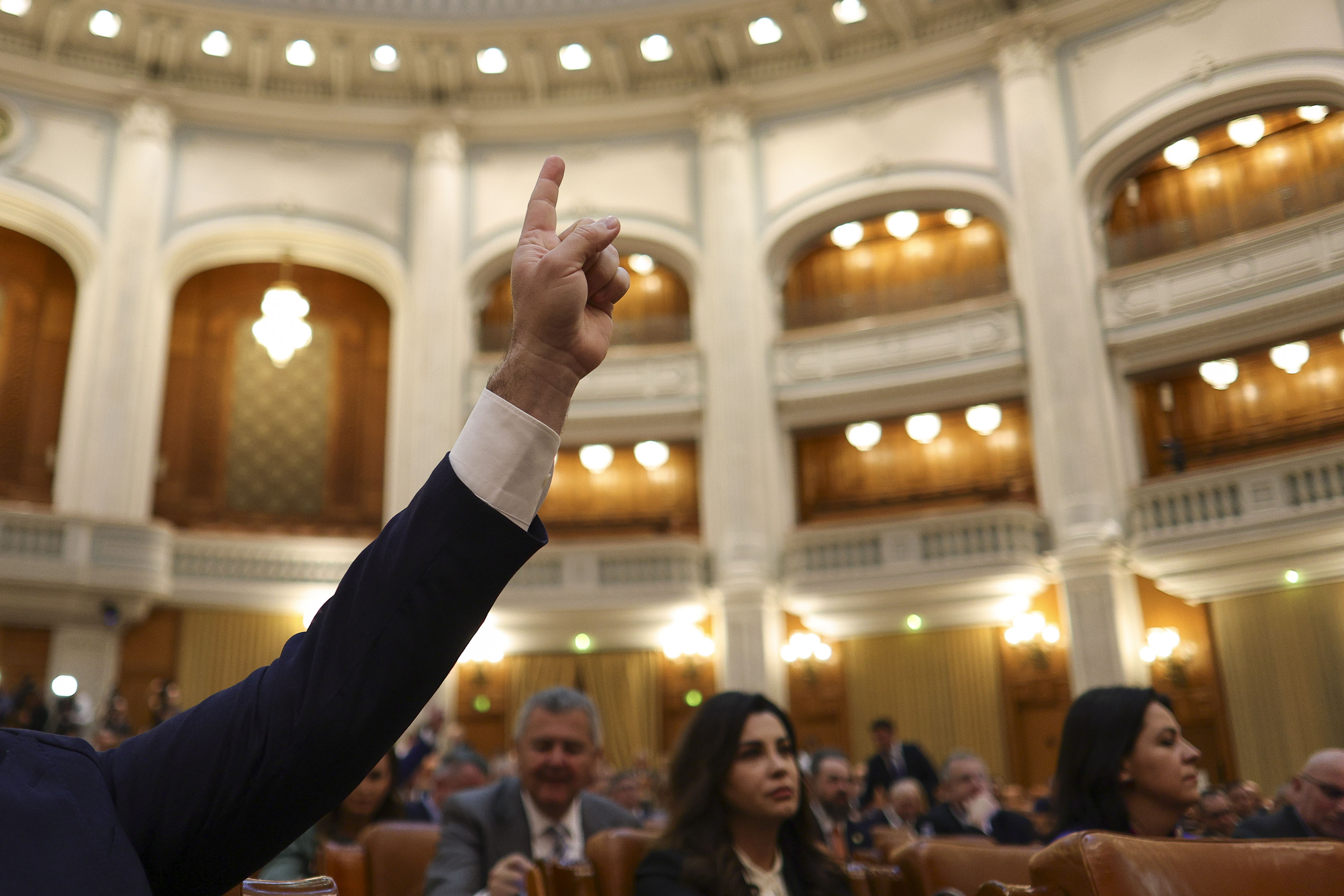 Nicușor Dan a trimis în Parlament legea care incriminează căsătoria și conviețuirea forțate