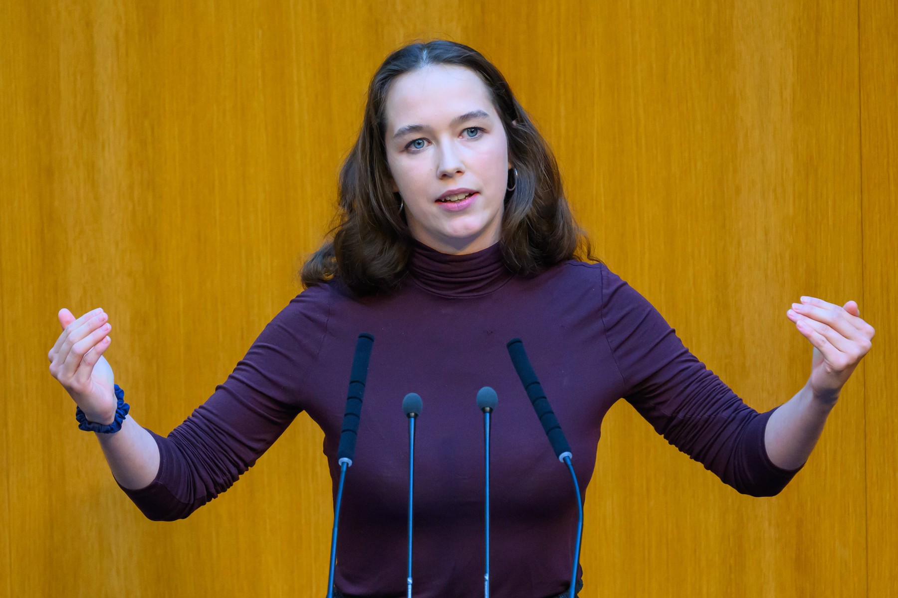 Eurodeputata Lena Schilling denunță atacurile cu deepfake-uri sexualizate asupra femeilor din politica europeană