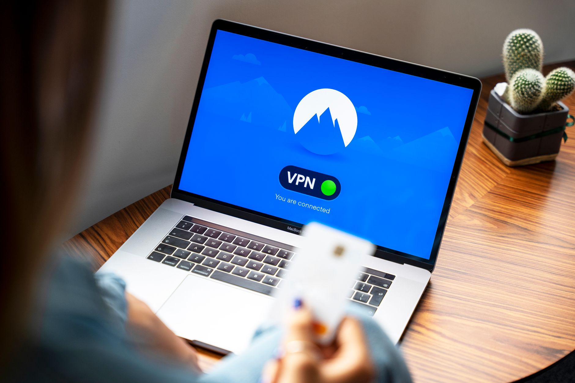 Eurodeputata Lena Schilling cere măsuri UE după ce a fost victima imaginilor false de tip deepfake