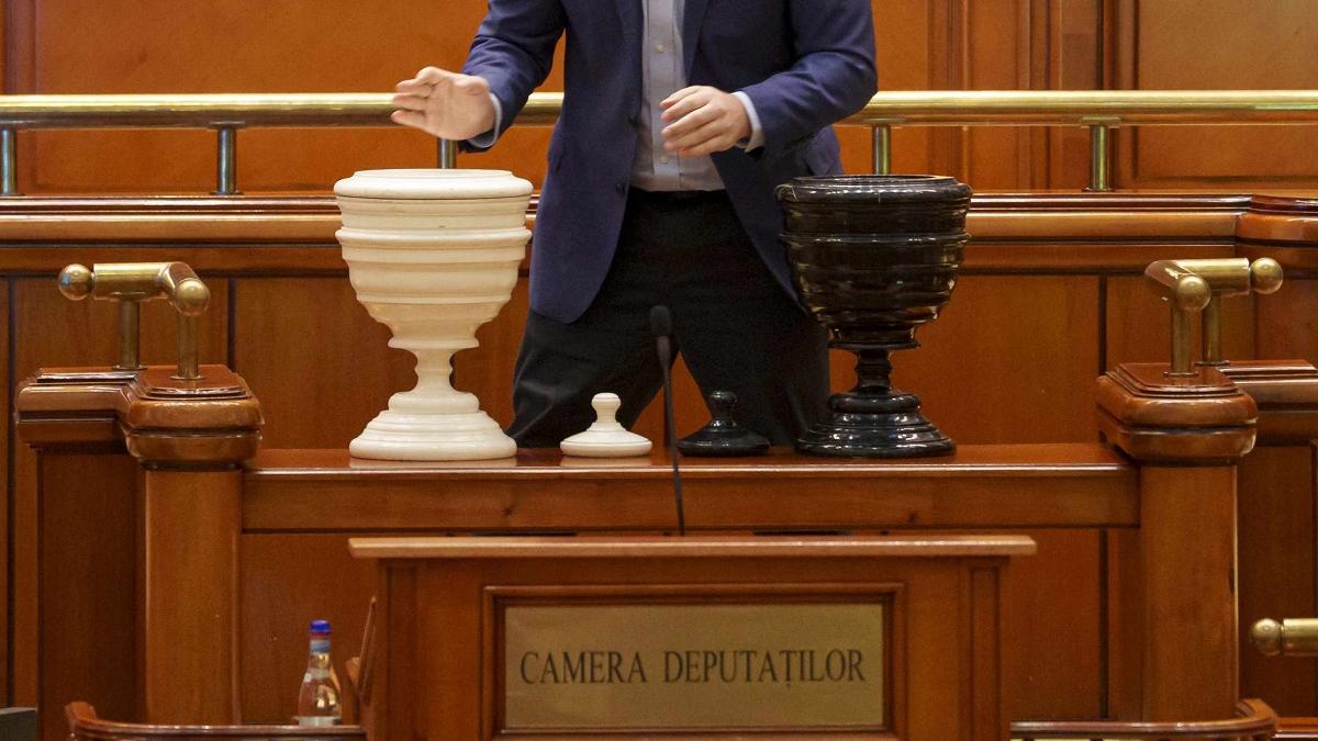 Aritmetica parlamentară: Guvernul Luca Niculescu poate funcționa fără sprijinul PNL, USR sau AUR