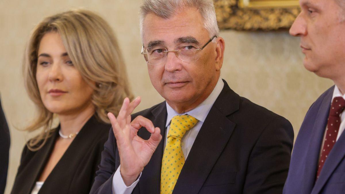 AUR contestă Guvernul Luca Niculescu: de ce ar putea părăsi plenul în timpul votului de învestire