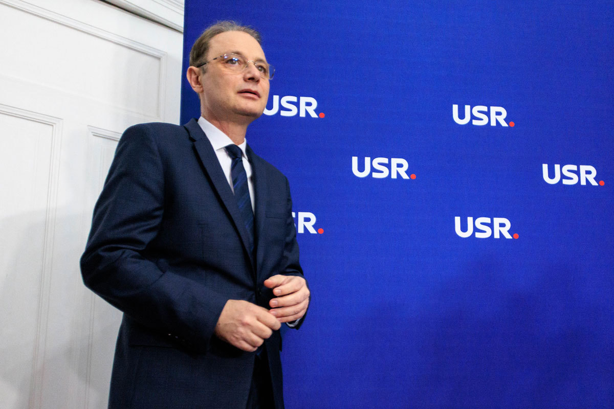 Guvernul Niculescu urmează să fie învestit astăzi de Parlament prin votul de învestitură