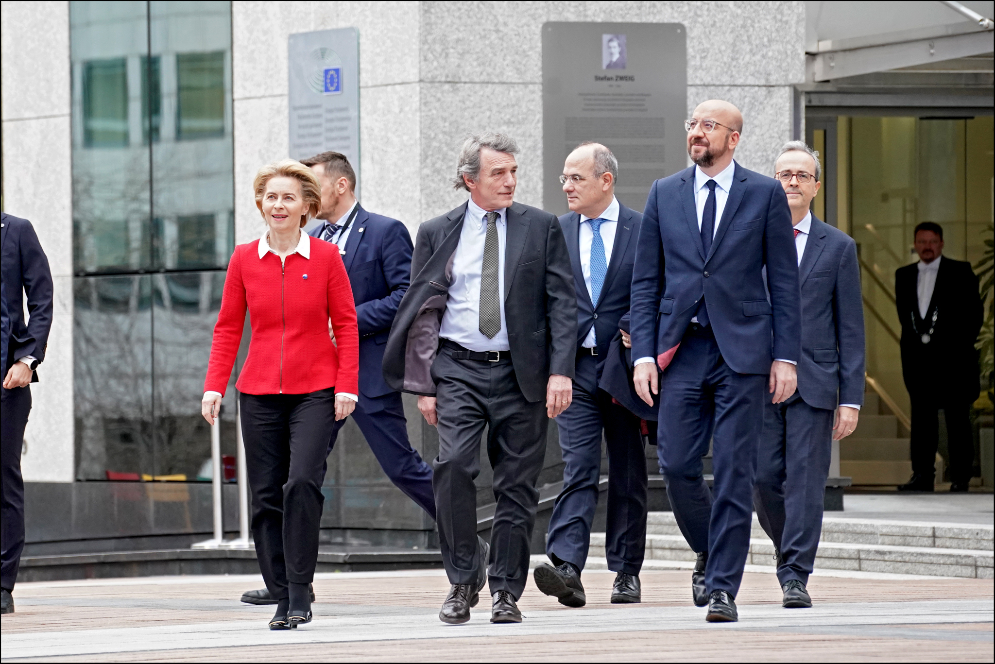 Europenii sunt îngrijorați de inflație, conflicte armate și corupție, conform Eurobarometrului