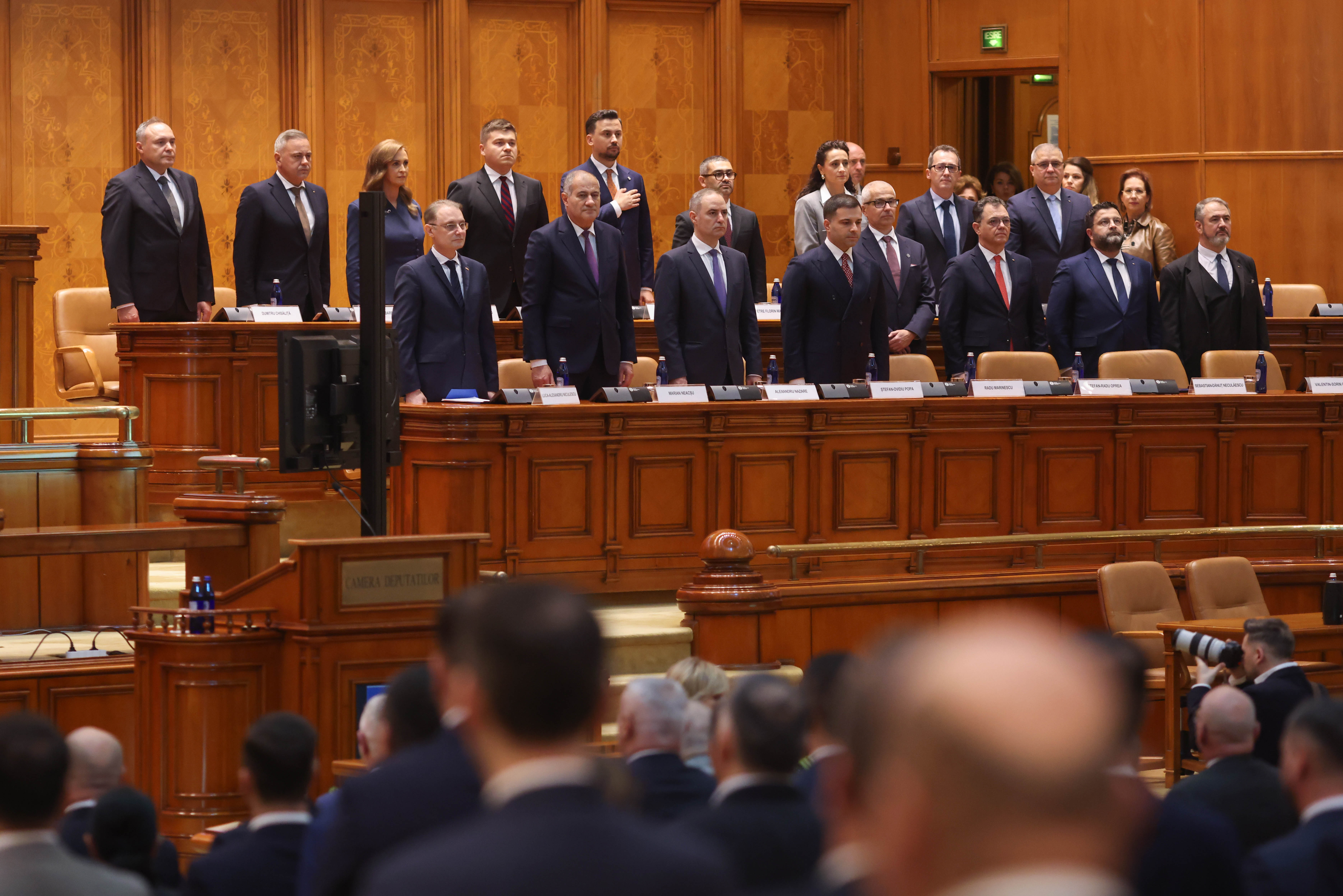Guvernul Luca Niculescu a fost învestit de Parlament. Se încheie criza guvernamentală de cinci luni