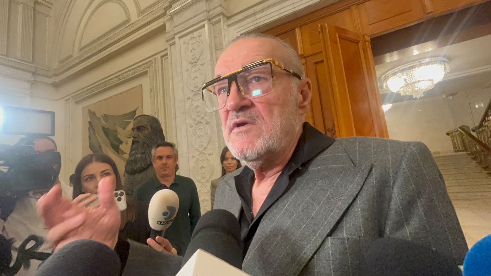 Gigi Becali susține învestirea Guvernului Luca Niculescu: „Este om deștept și de comunicare”