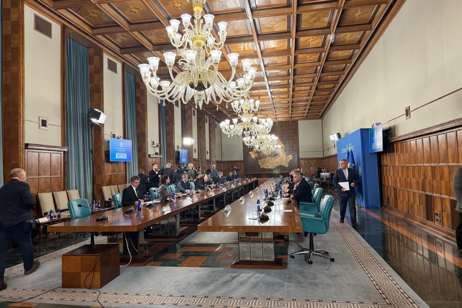 Luca Niculescu a condus prima ședință de Guvern după învestire. Prioritățile: bugetul și spitalele