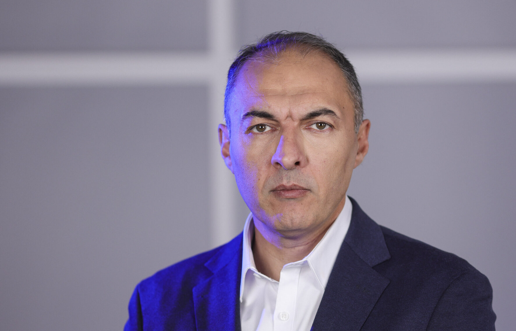 Noua configurație politică după încheierea crizei guvernamentale: Luca Niculescu conduce un guvern fără majoritate