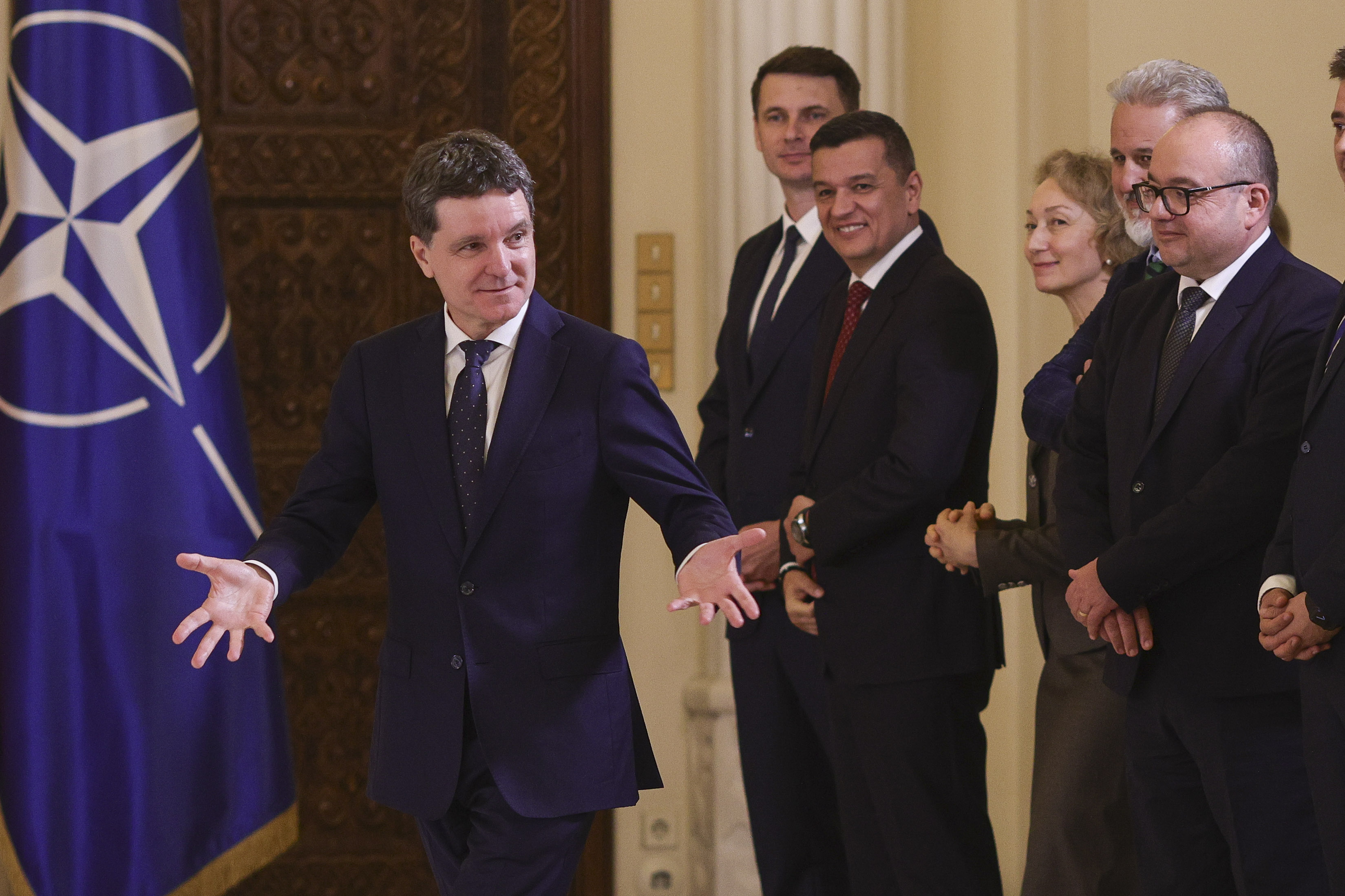 Cabinetul Luca Niculescu a fost investit în Parlament. Mesaj de distanțare din partea lui Nicușor Dan