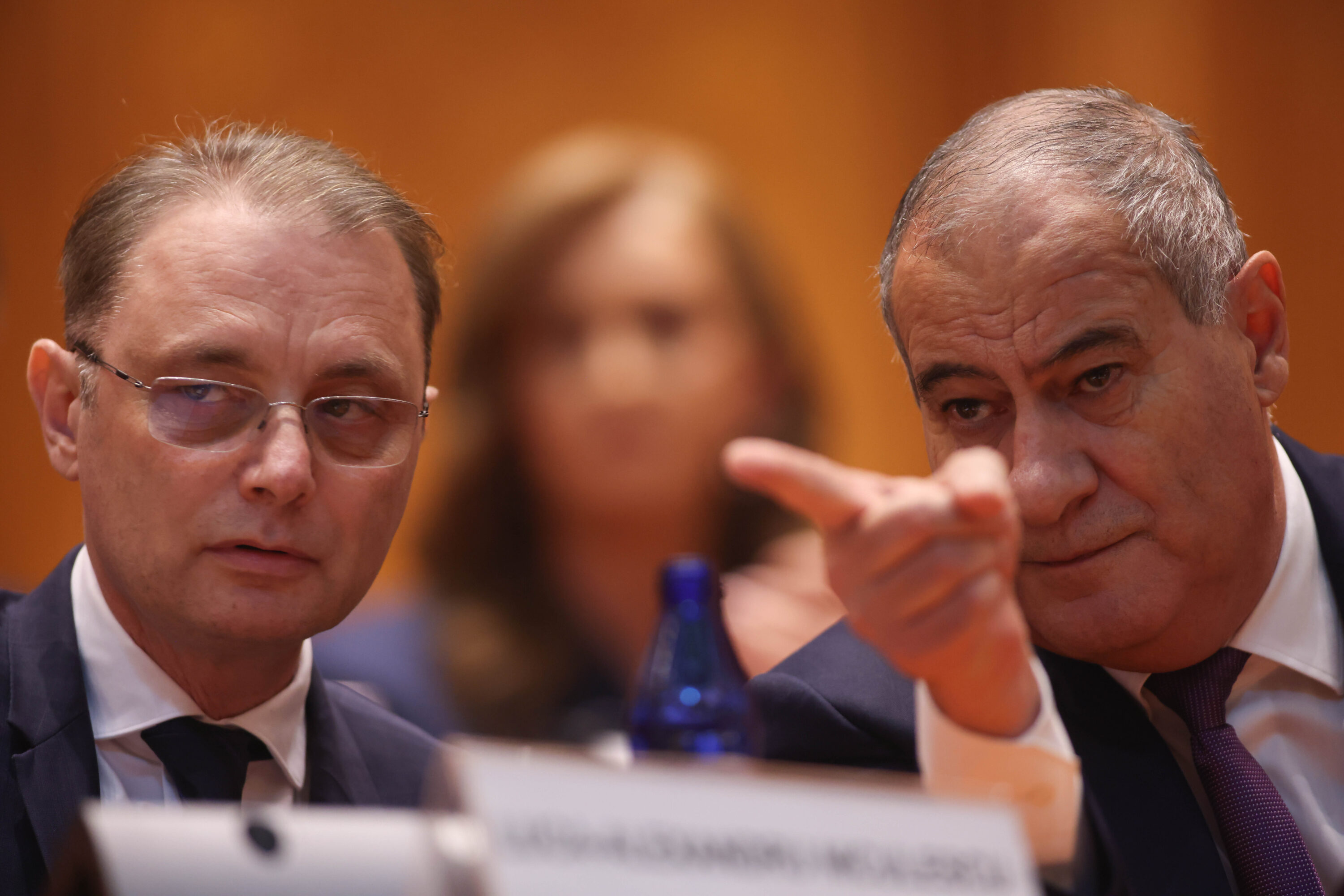 Premierul Luca Niculescu participă la preluarea mandatelor de către cinci noi miniștri