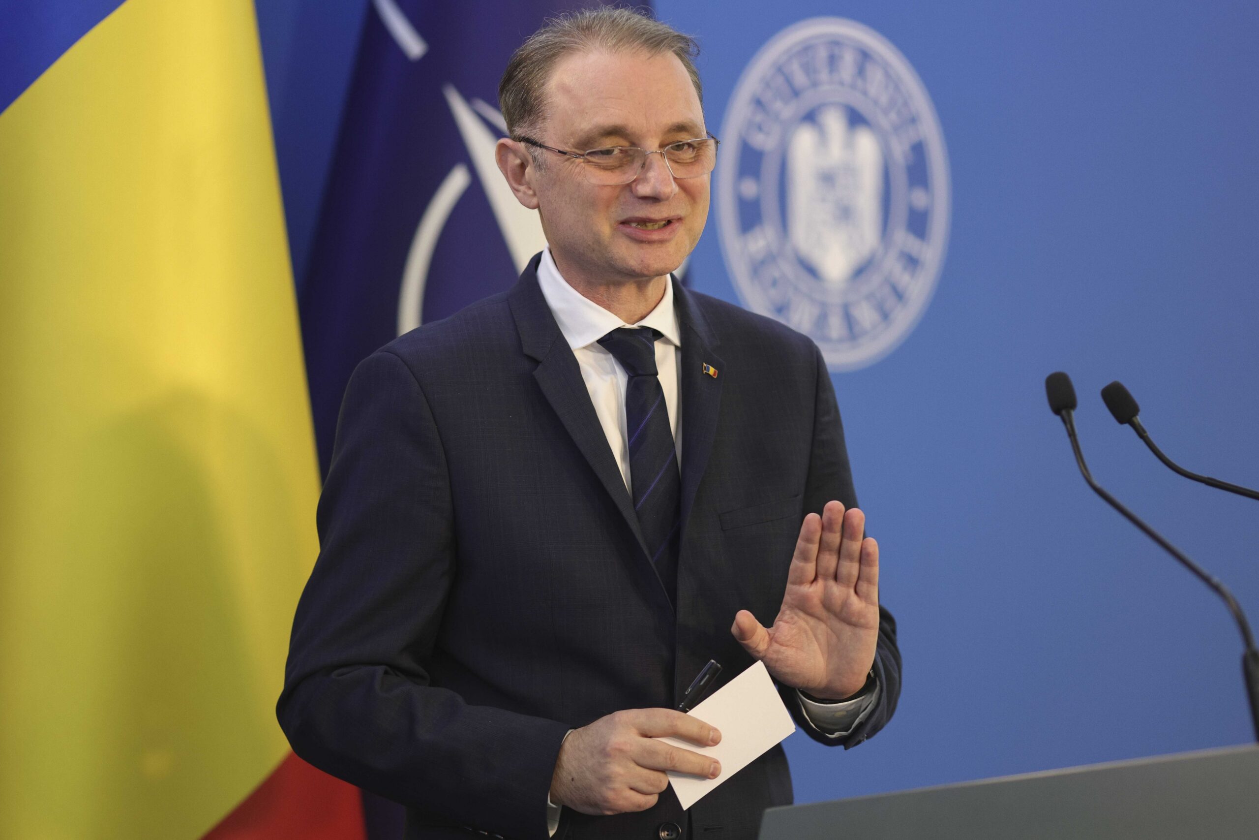 Premierul Luca Niculescu participă la instalarea cinci noi miniștri în noul Guvern