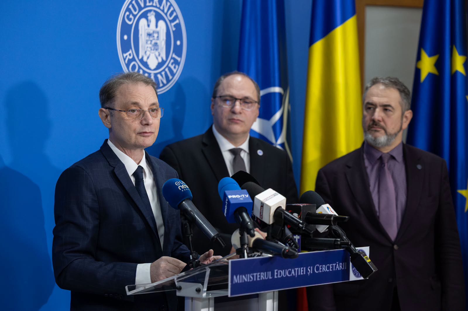 Premierul Luca Niculescu propune măsuri de securitate în școli: toleranță zero față de arme albe