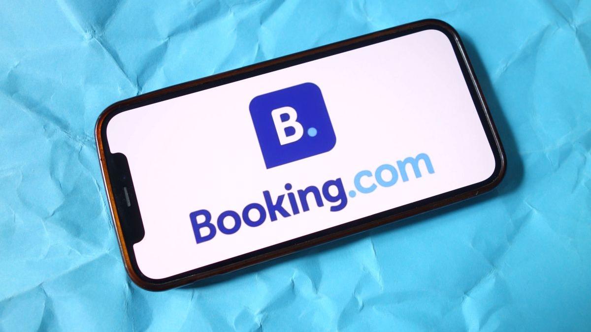 Comisia Europeană deschide anchetă pentru Booking.com privind fraudele și mesajele-capcană