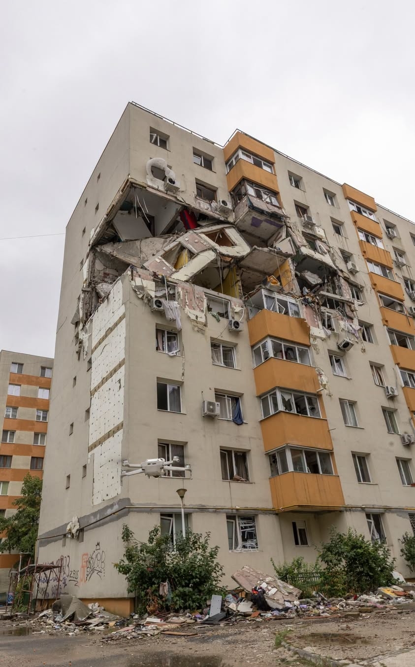 Reîncep lucrările de punere în siguranță la blocul din cartierul Rahova, afectat de explozie