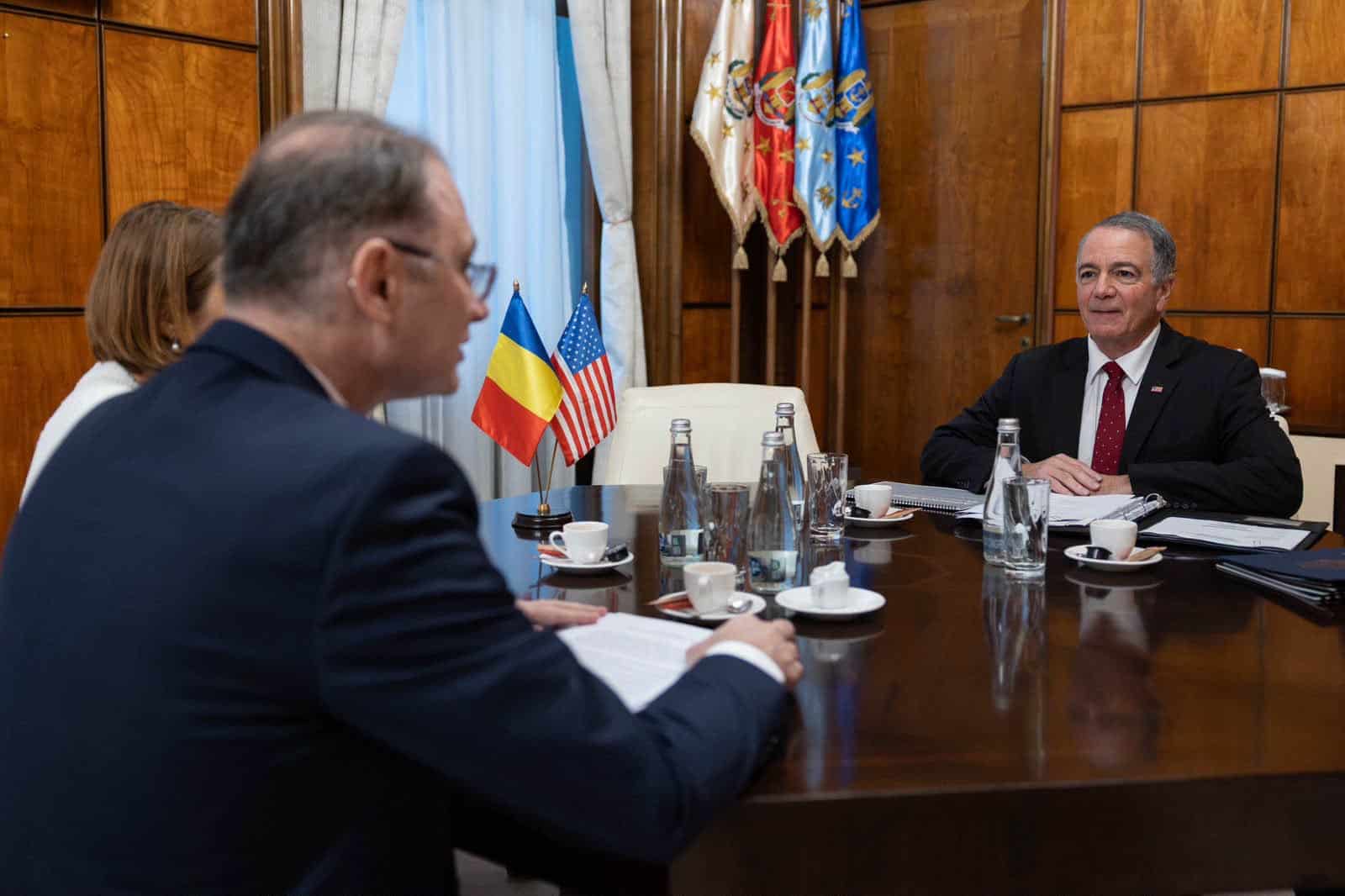Premierul Luca Niculescu a discutat cu ambasadorul SUA despre securitate și investiții strategice