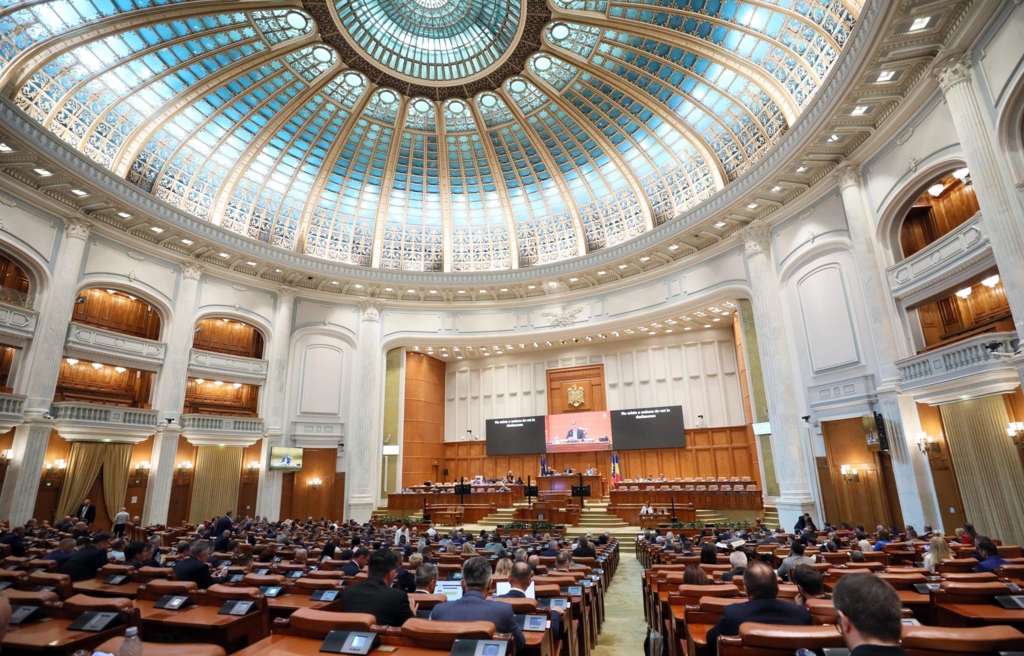 Peste 90 de parlamentari nu își publică CV-urile, în încălcarea statutului deputaților și senatorilor