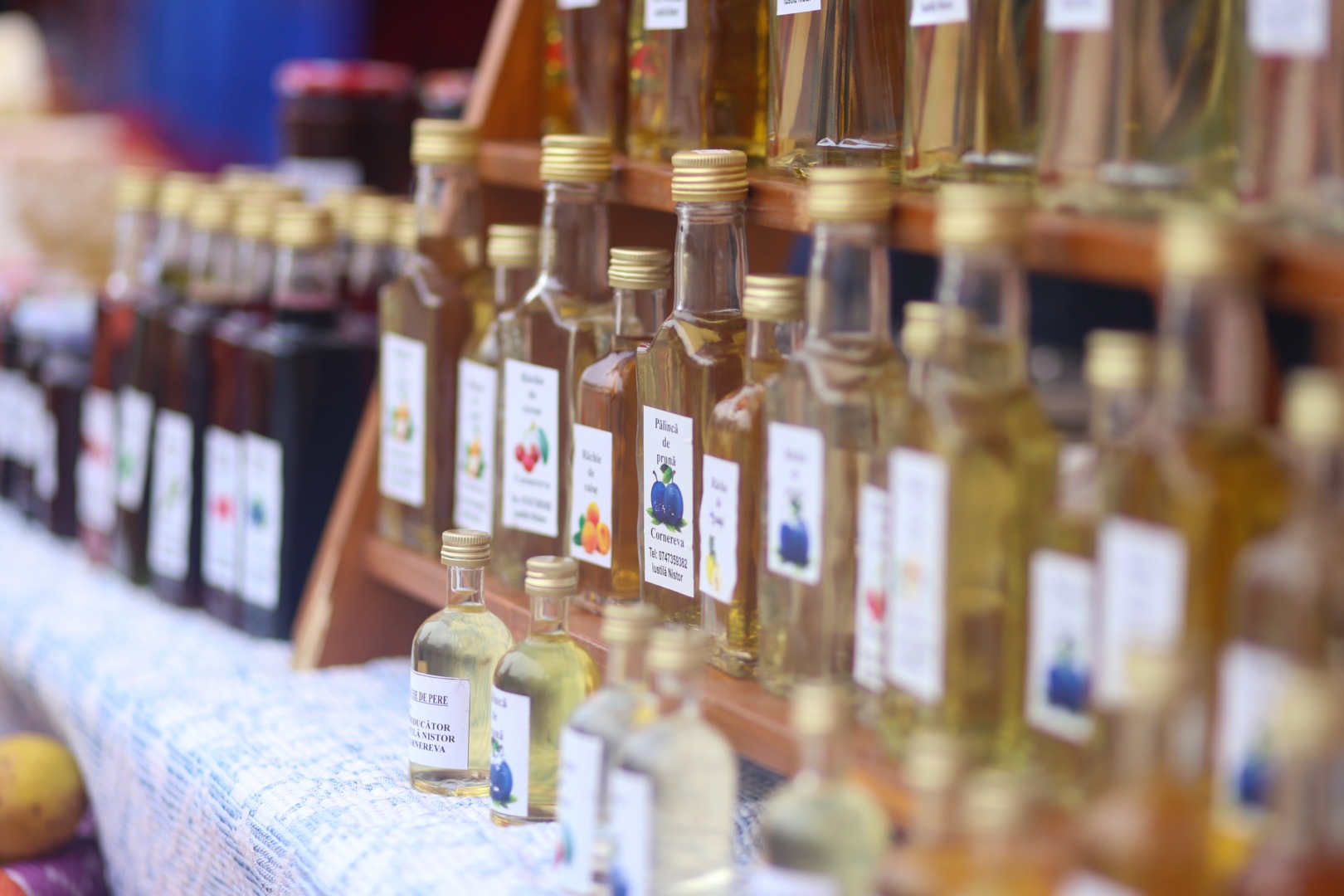 Nicușor Dan a promulgat legea care scutește de accize băuturile alcoolice tradiționale din gospodării