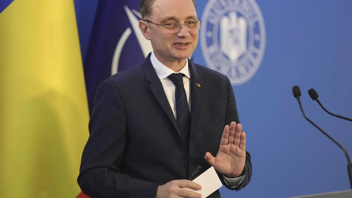 Premierul Luca Niculescu se întâlnește luni cu guvernatorul BNR, Mugur Isărescu
