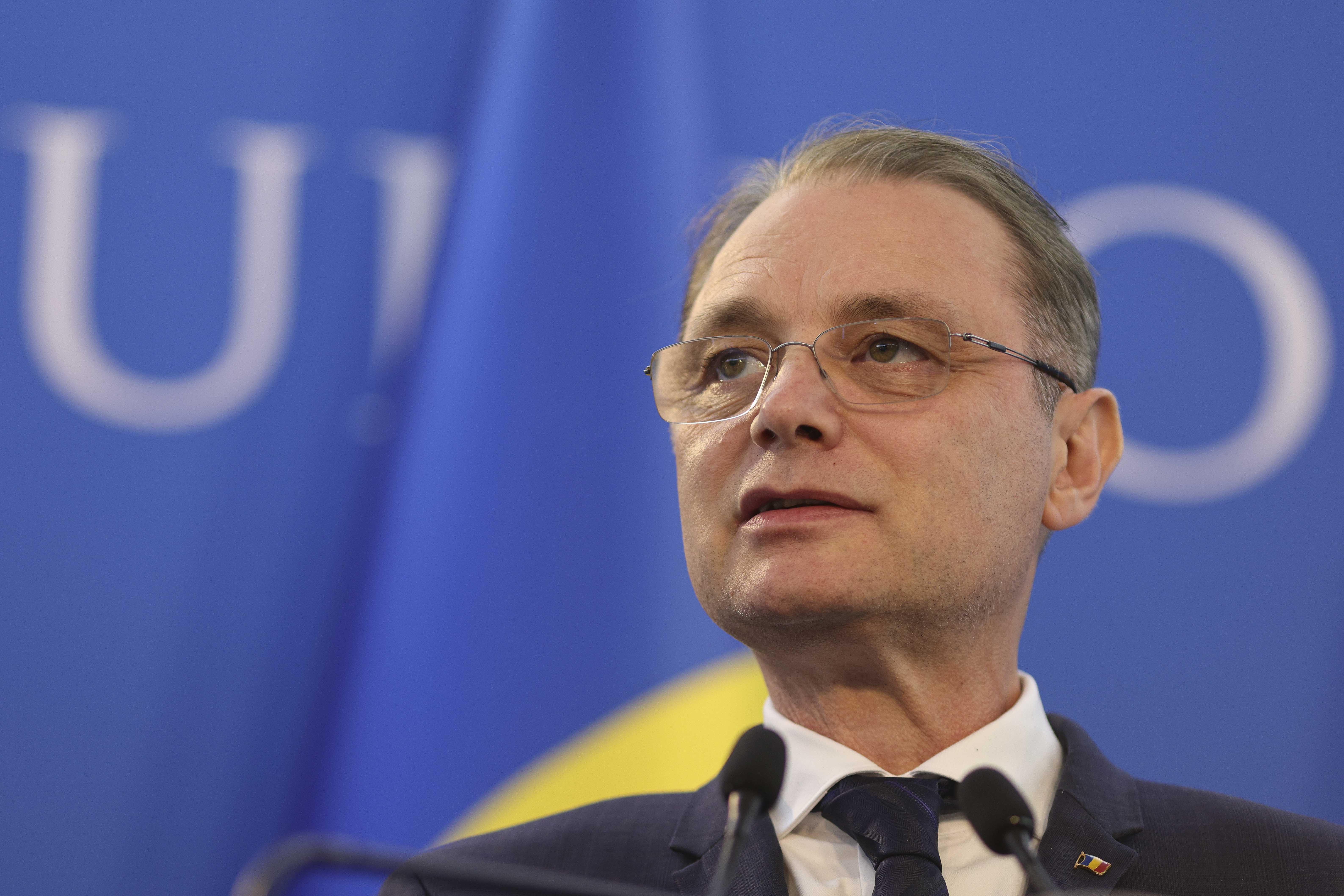 Premierul Luca Niculescu are o zi de discuții cu Mugur Isărescu și reprezentanții mediului de afaceri
