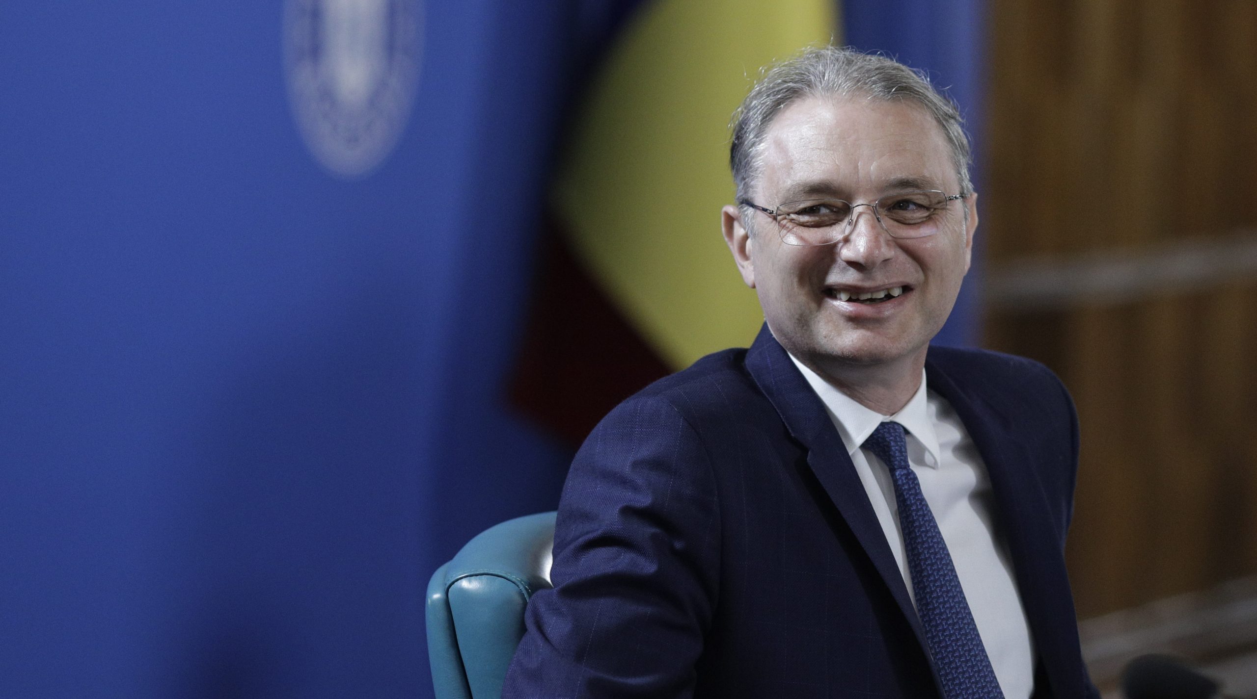 Grila salarială de la Guvern: Venitul premierului Luca Niculescu și remunerările angajaților din Cancelarie