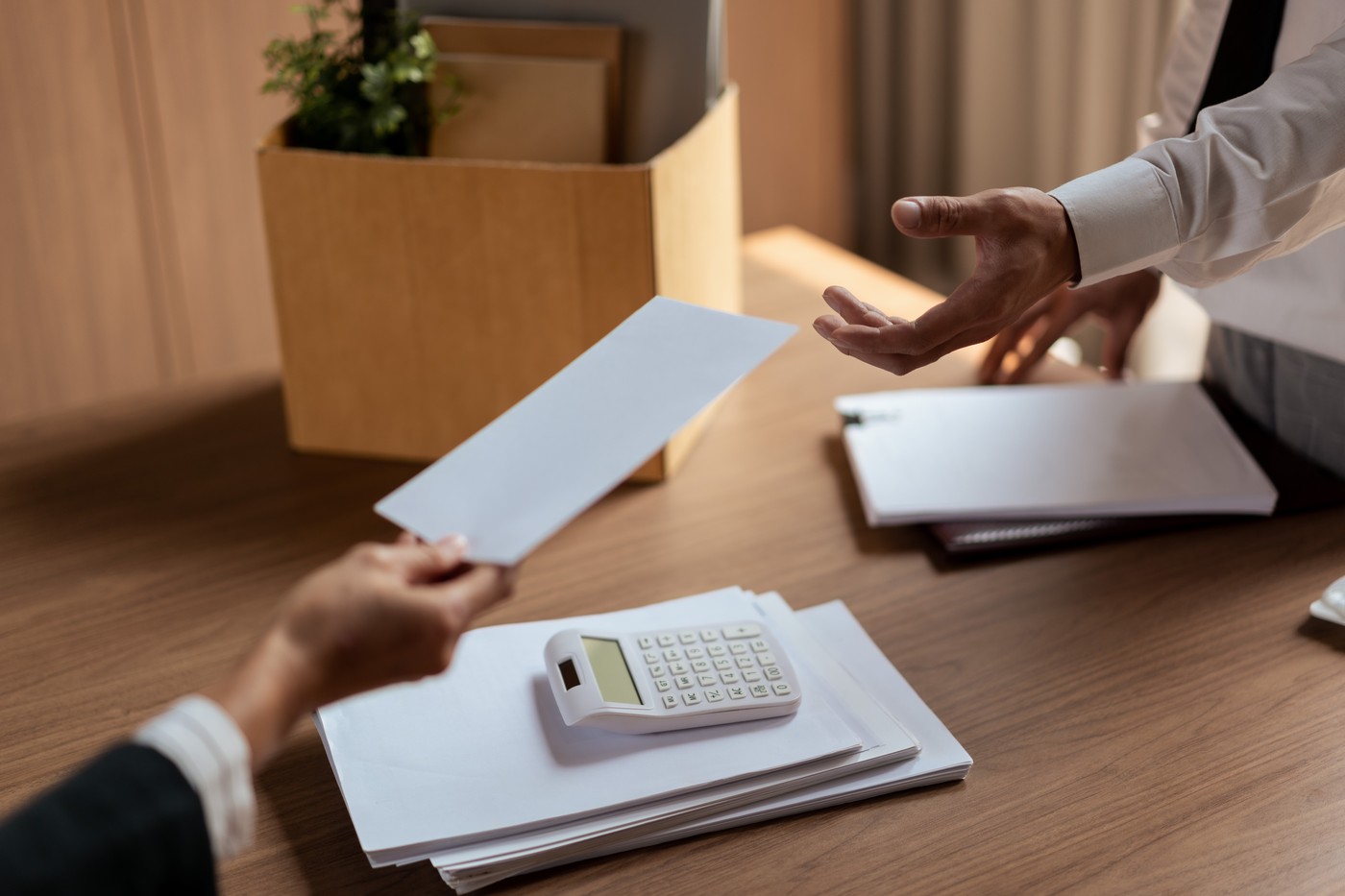 Proiect de lege care impune asistență juridică obligatorie pentru contracte este contestat de patronate