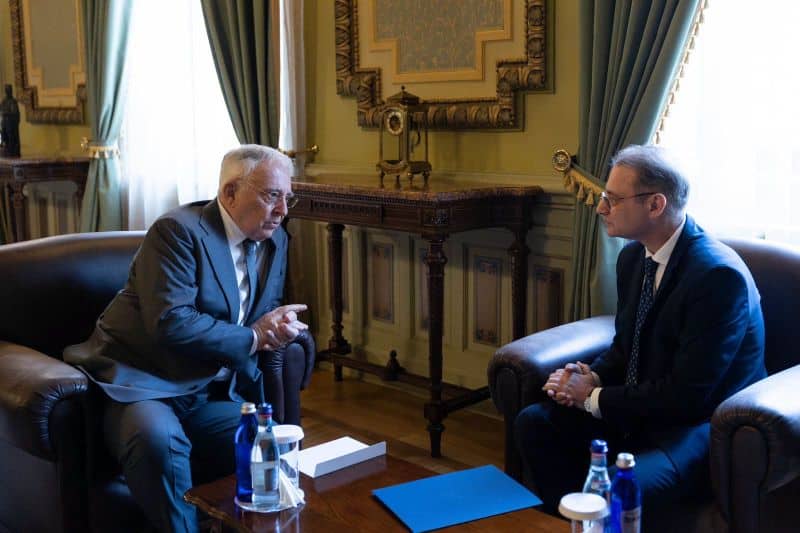 Premierul Luca Niculescu s-a întâlnit cu Mugur Isărescu pentru a discuta stabilitatea economică