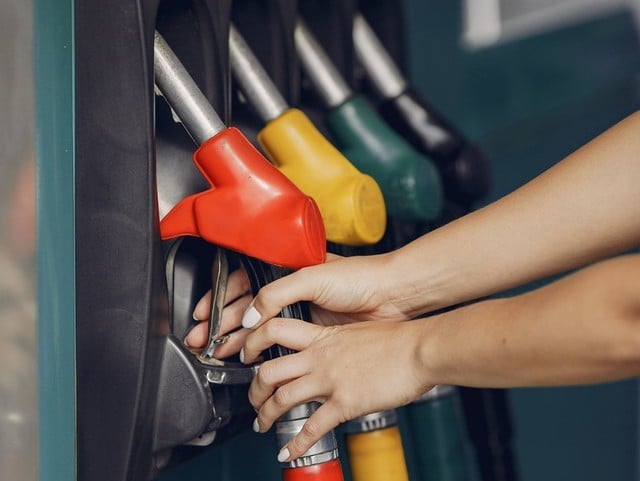 Guvernul prelungește măsurile de protecție la carburanți. Prețul motorinei ar putea crește cu 0,85 lei pe litru