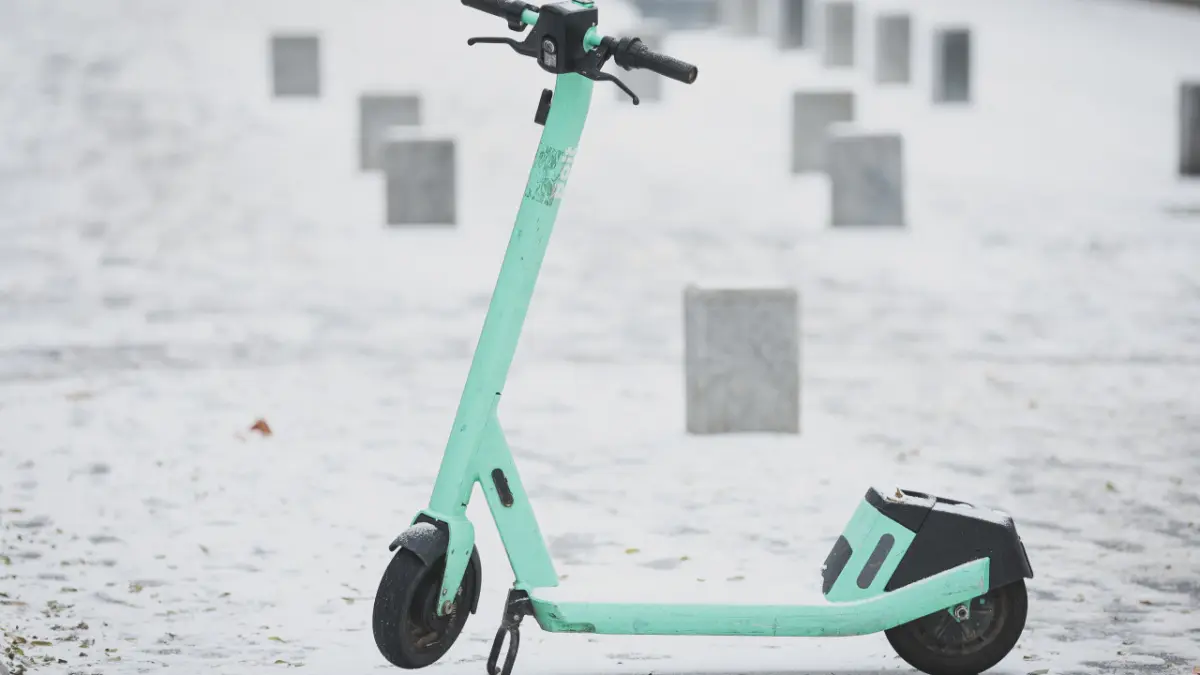 Senatul adoptă obligativitatea purtării căștii pentru utilizatorii de trotinete și biciclete electrice