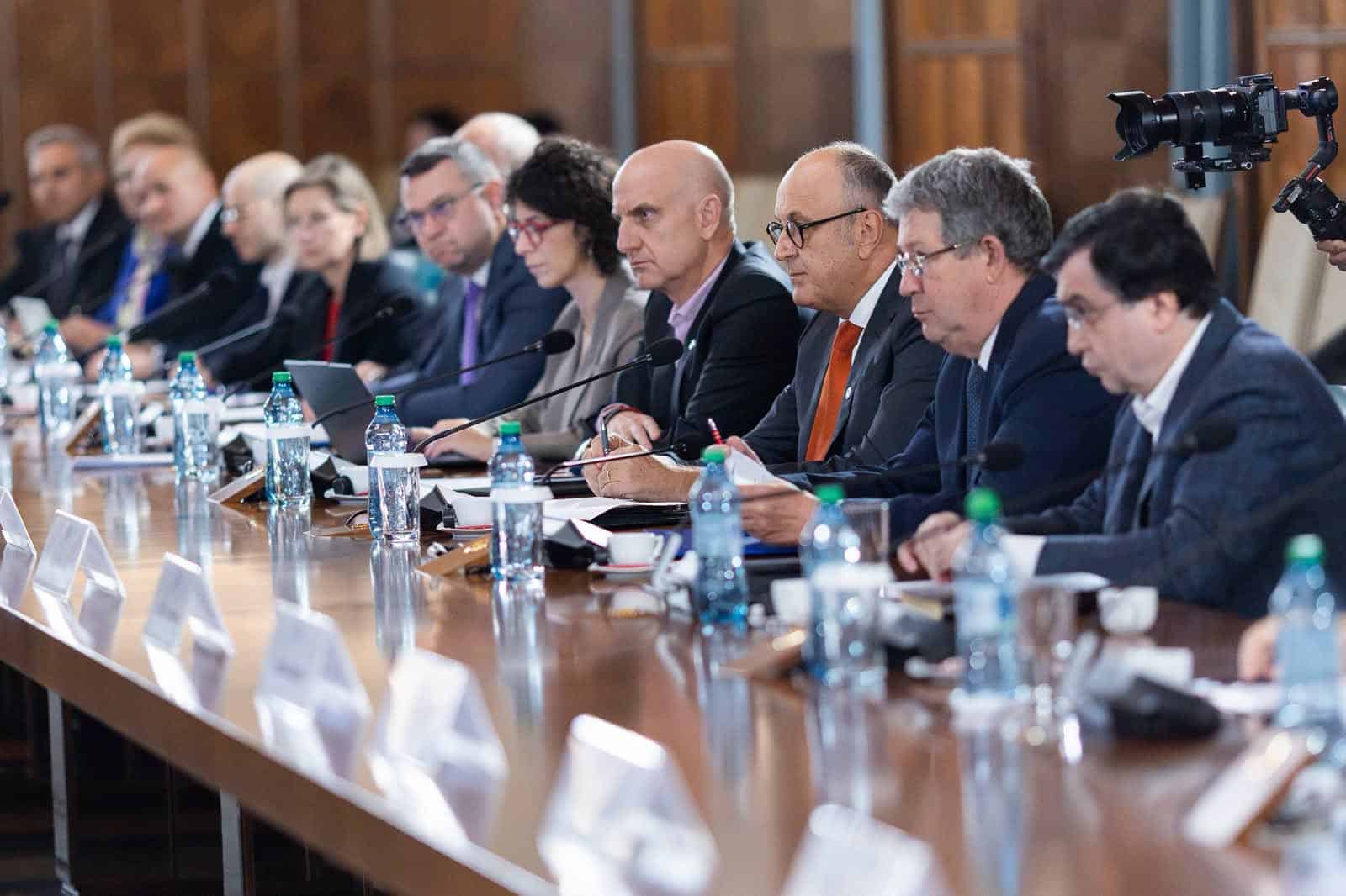 Premierul Luca Niculescu a cerut reluarea activității economice prin sprijinirea angajatorilor