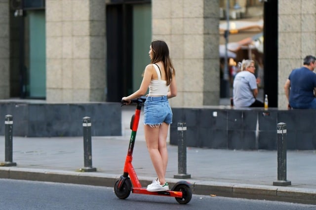 Se impune purtarea căștii pentru toți utilizatorii de trotinete și biciclete electrice, indiferent de vârstă