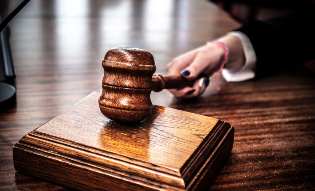 Fostul primar și foștii edilitari din Moacșa sunt trimiși în judecată pentru declarații de avere false