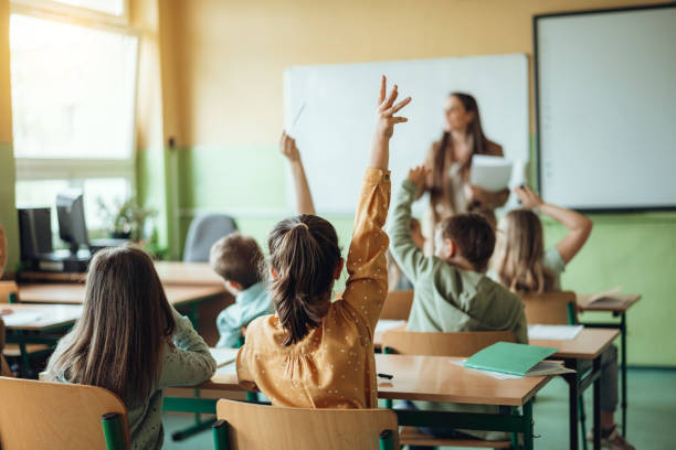 Guvernul modifică sistemul de burse pentru elevi: bursele sociale vor fi acordate și în vacanțe