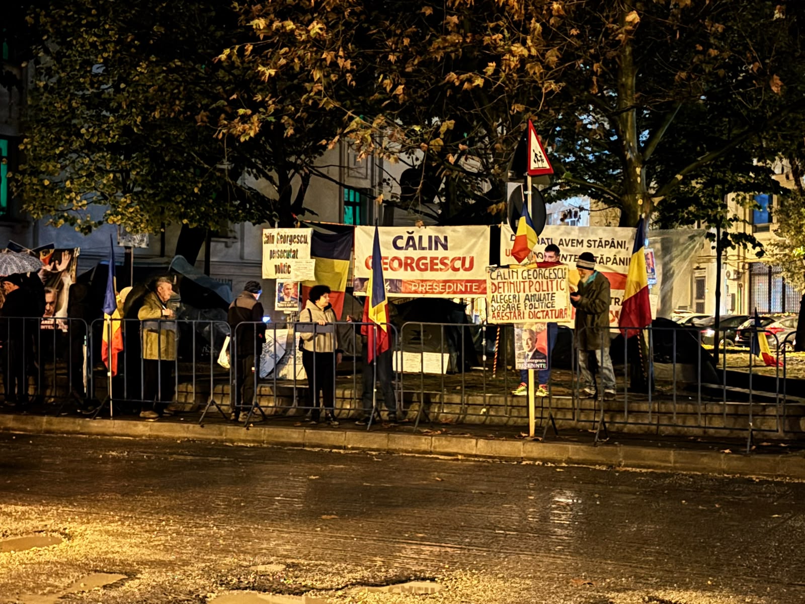 Manifestări în fața Arestului Central pentru eliberarea lui Călin Georgescu după prelungirea arestului preventiv