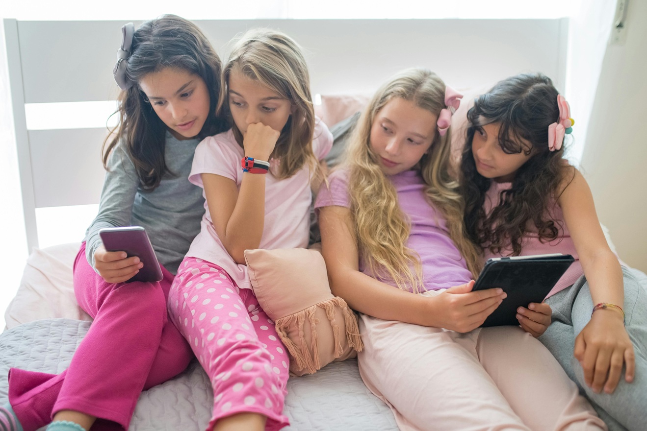 Proiectul de lege Kids Act: Cum vrea Comisia Europeană să limiteze dependența minorilor de rețelele sociale