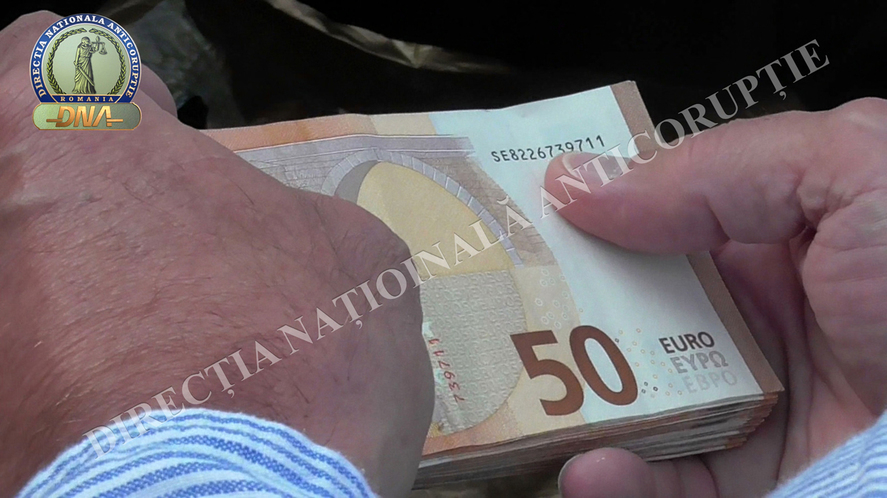 Trafic de influență în cazul ANAF: Un bărbat a fost prins în flagrant primind 11.000 de euro