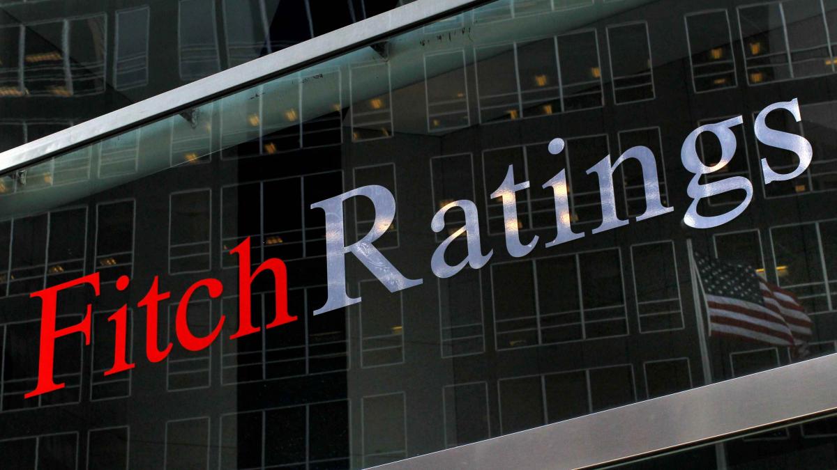 Avertisment de la Fitch: România riscă retrogradarea la categoria junk din cauza instabilității politice