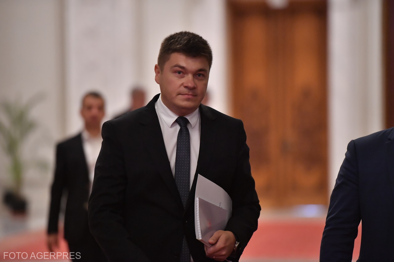 Alexandru Stoica promite că proprietarii cu balcoane închise fără acte nu vor fi amendați