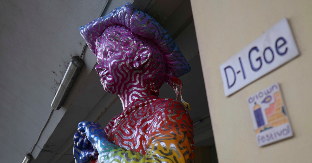 Război cultural la Ploiești: Statuia „Domnului Goe” vopsită în culori a declanșat reacții politice dure