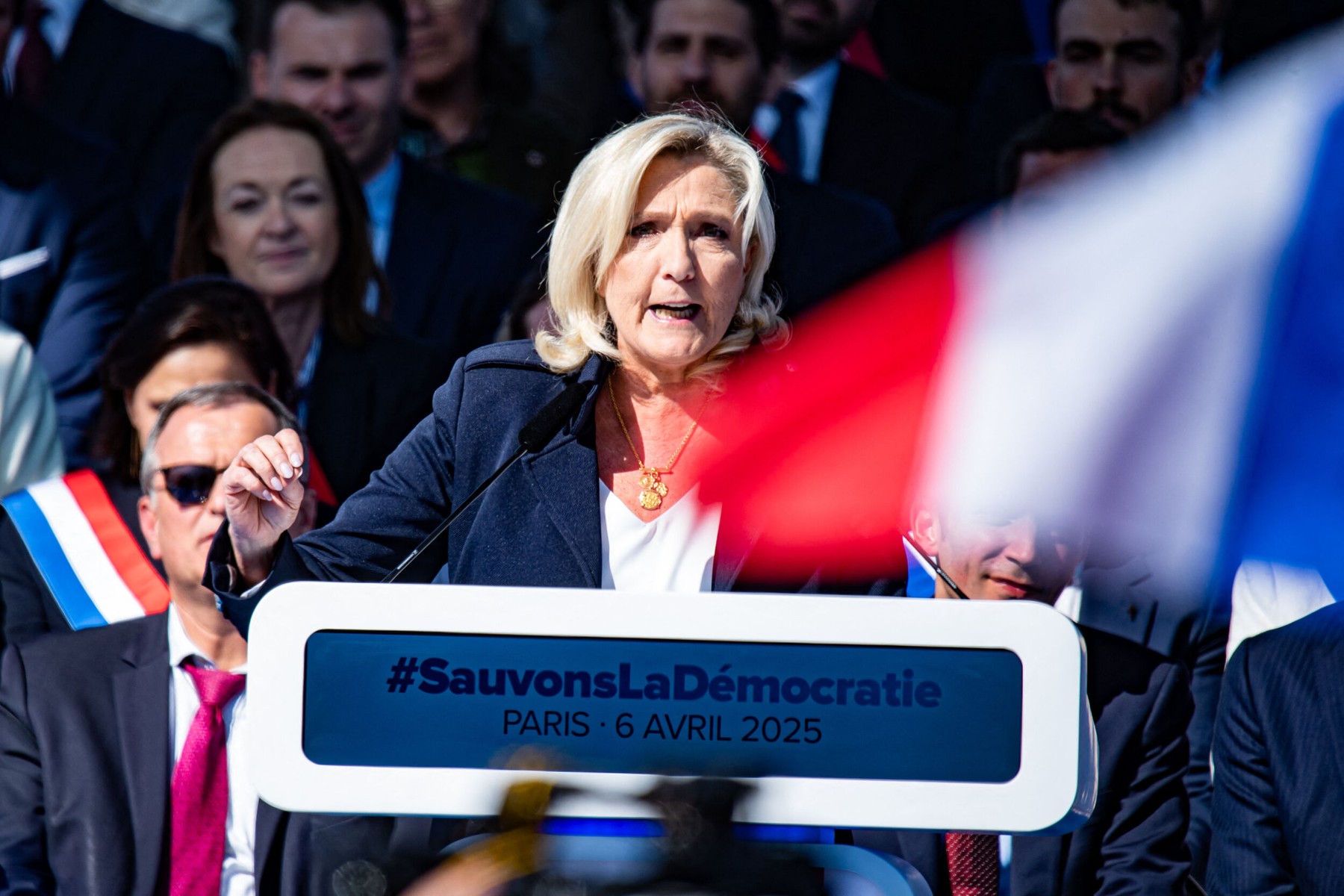 Presiunea Franței asupra UE: Adoptarea bugetului pe 7 ani sub amenințarea ascensiunii Marinei Le Pen