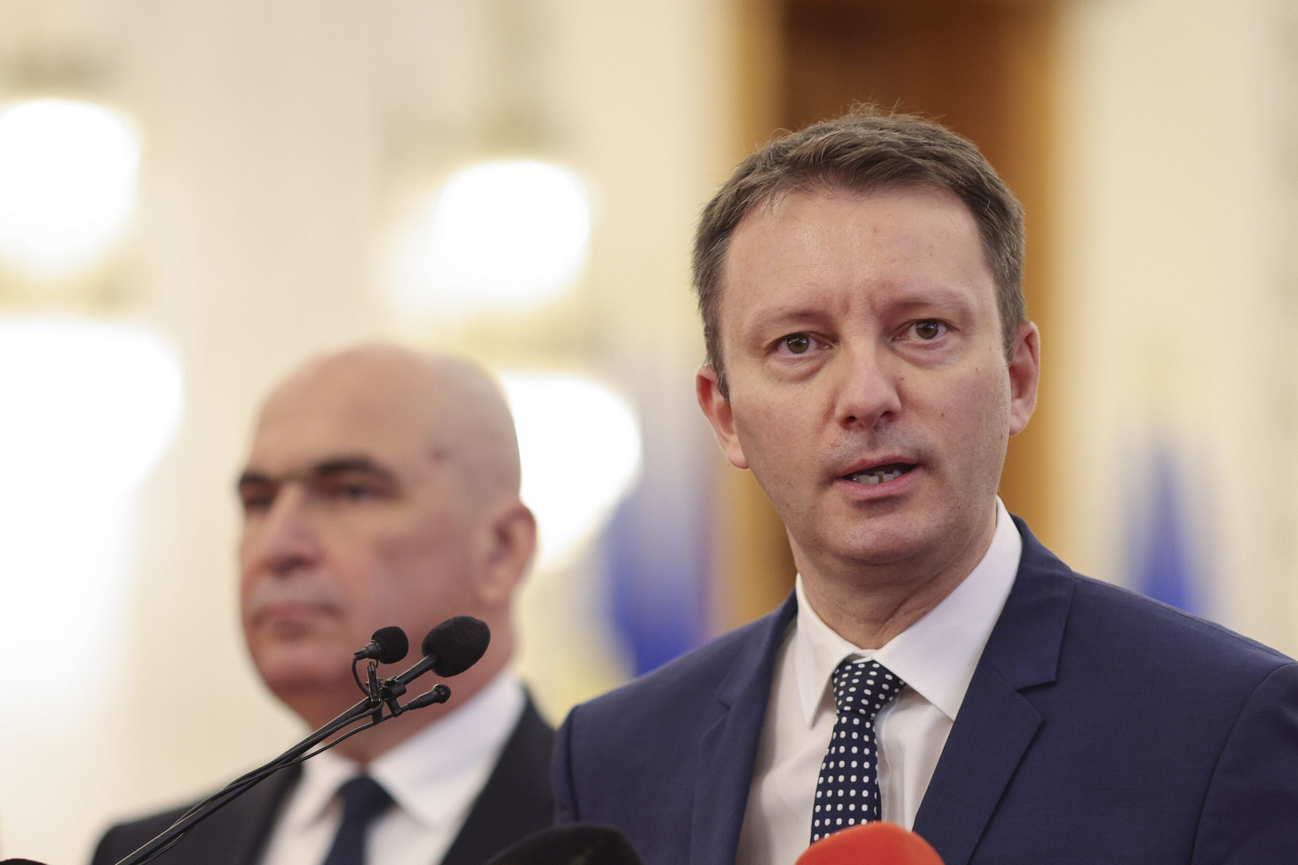 Analiză: Guvernul Mureșan are șanse mai mari să fie investit de Parlament decât să fie respins