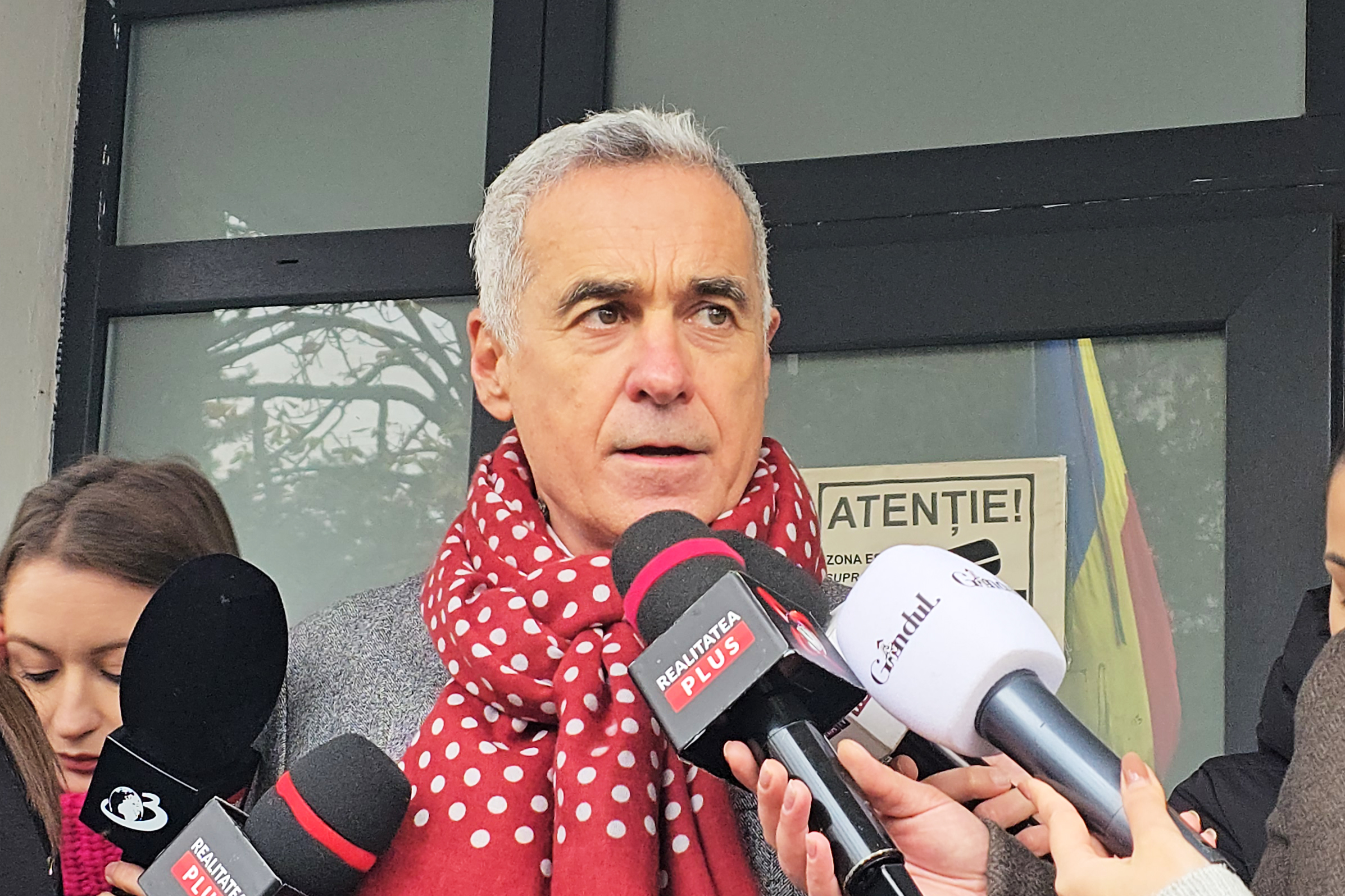 Călin Georgescu a fost întâmpinat de mulți susținători în Oradea, la Piața 100