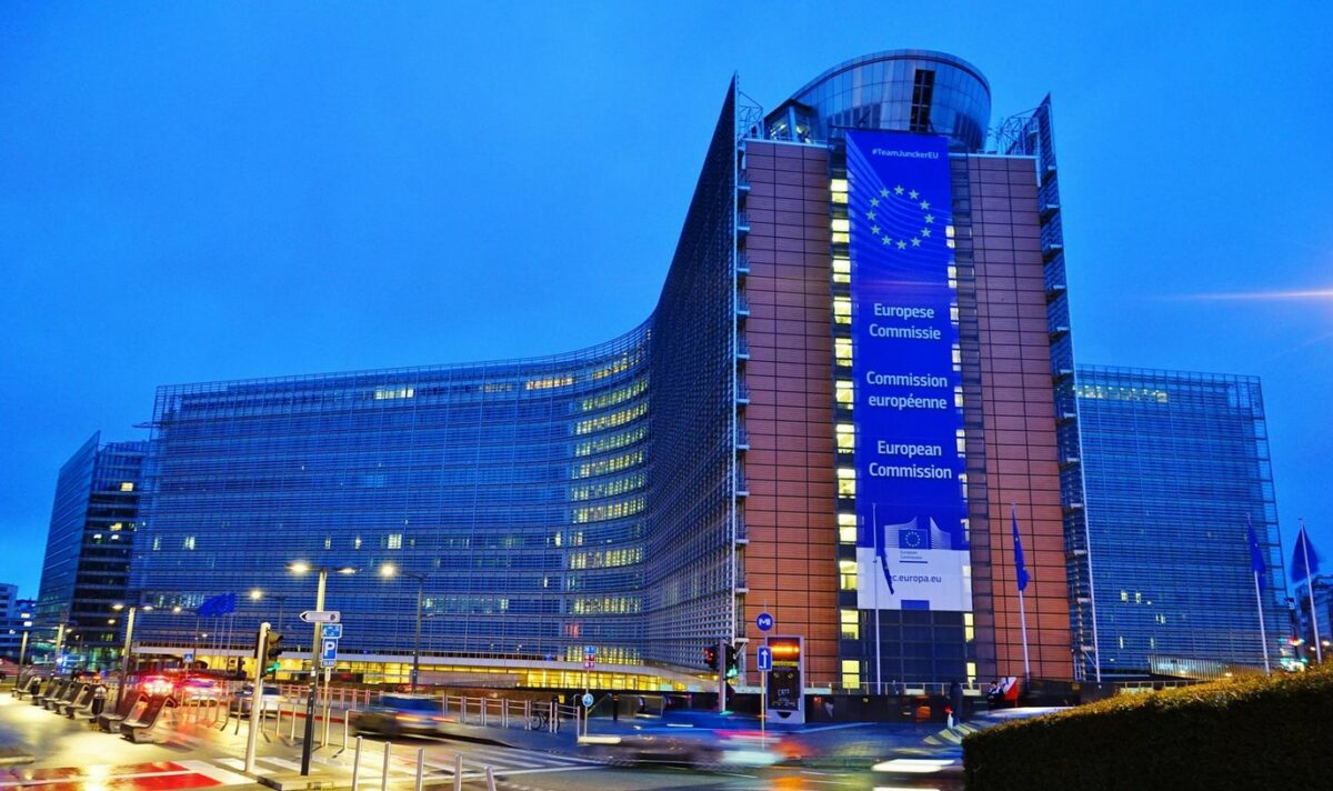 Comisia Europeană propune un sistem de rating pentru centrele de date pentru a crește eficiența energetică