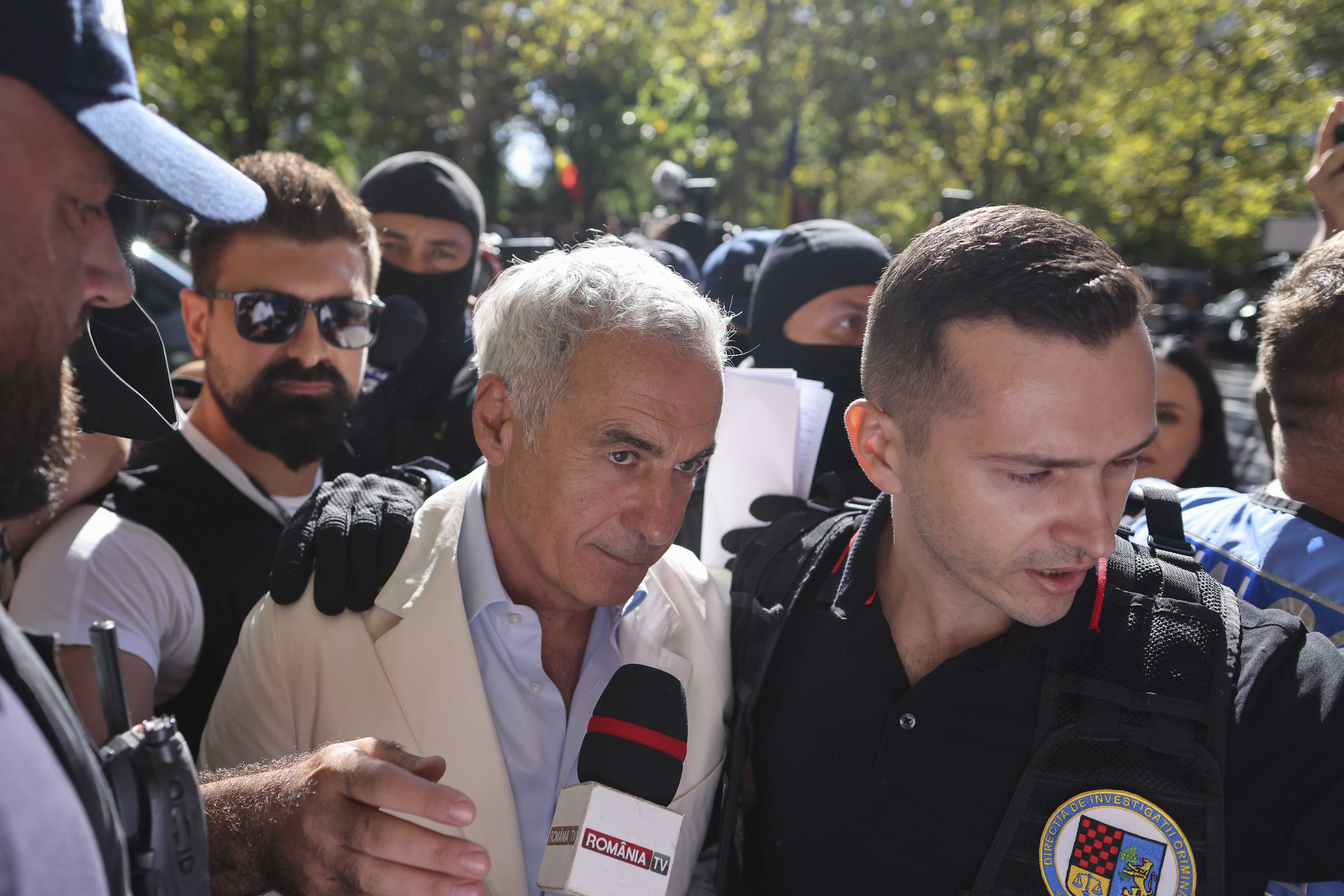 Călin Georgescu și omul de afaceri Ionel Rusen reținuți de DIICOT în dosarul de înșelăciune
