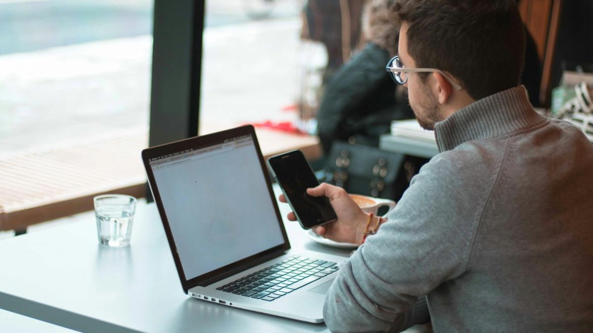 Românii verifică rar informațiile online, indicatorul fiind sub media europeană, conform Eurostat