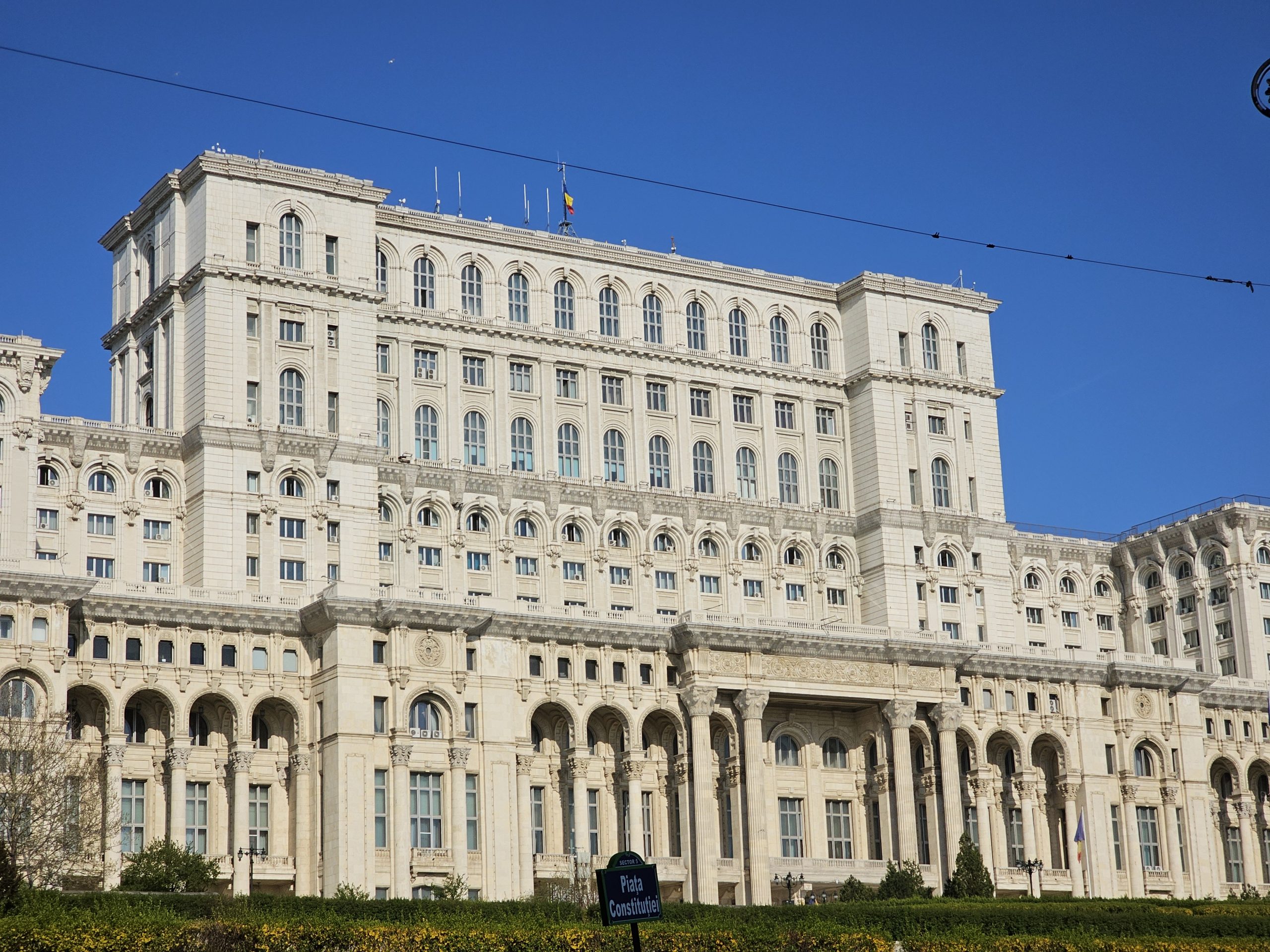 Senatul a adoptat proiectul care impune uniforma școlară obligatorie în învățământul preuniversitar