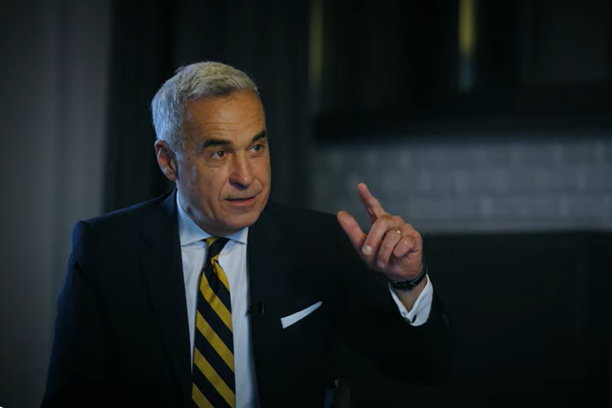 Mesaje din dosarul de înșelăciune: Cum a fost construit profilul politic al lui Călin Georgescu