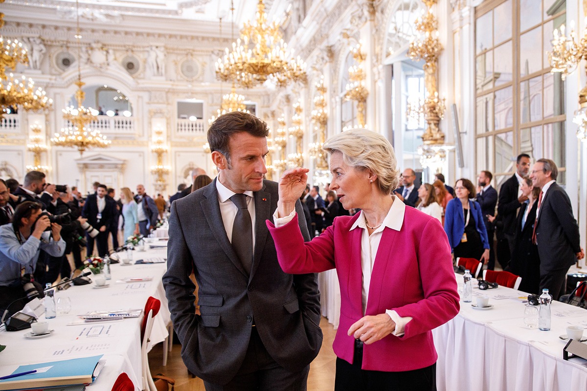 Macron solicită relaxarea normelor UE privind energia pentru combaterea prețurilor la combustibili