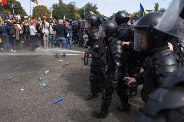 Șapte persoane reținute după violențele de la protestul ciobanilor din Piața Victoriei
