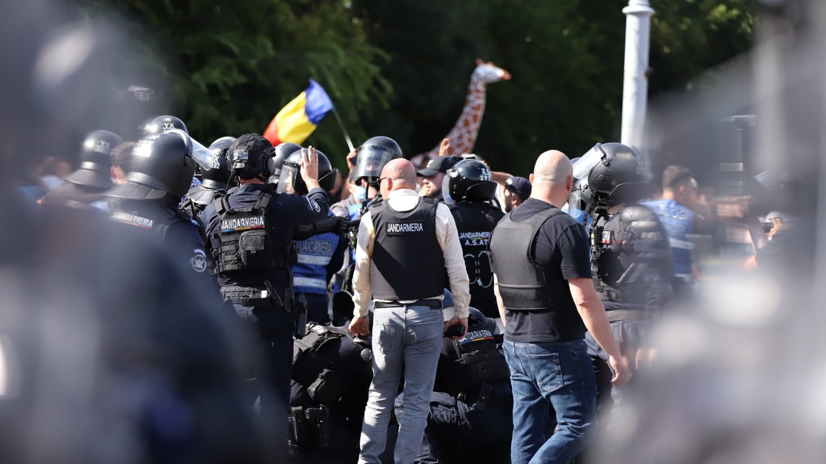 Mandate de arestare pentru 10 persoane în dosarul violențelor din Piața Victoriei